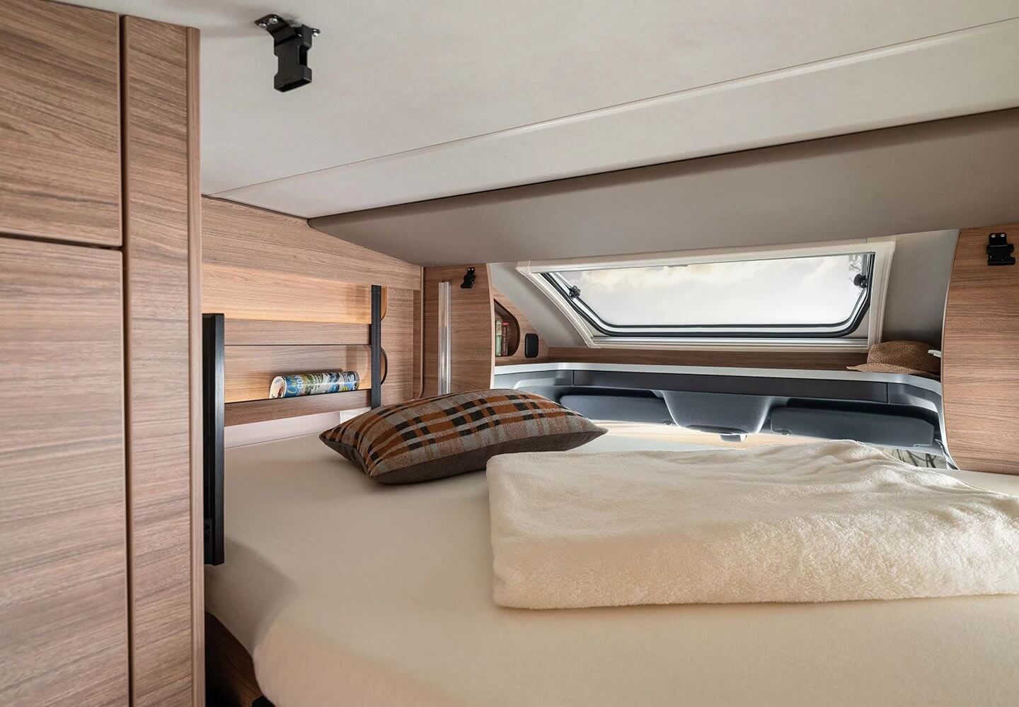 Suite lifting bed interior